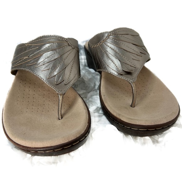 Clarks Shoes - Clarks Collection Goldtone Leaves Toe Thong Slip-on Sandals 9M.